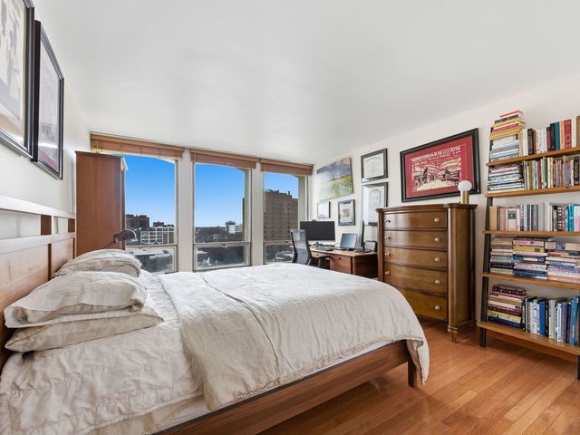 1400 E 55th Place 908S, Chicago, IL 60615