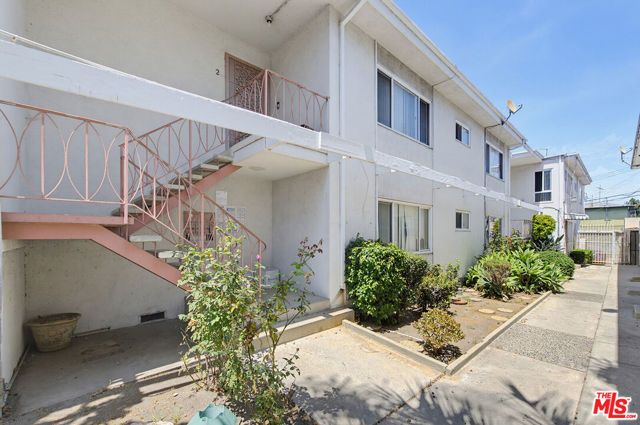 4137 Palmwood Drive, Los Angeles, CA 90008