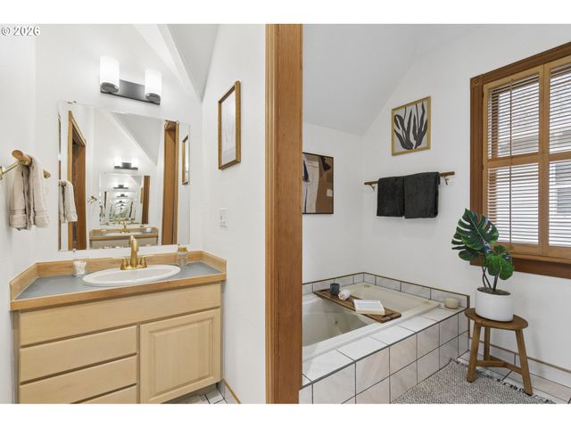 4217 Sw VIEW POINT Ter, Portland, OR 97239