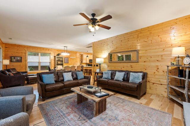 510 Hemlock Street, Gatlinburg, TN 37738