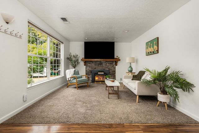 12160 Mccourtney Rd, Grass Valley, CA 95949