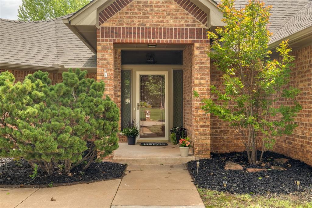 Image 11 of property listing at 18016 San Mateo Court, Oklahoma City, OK 73012