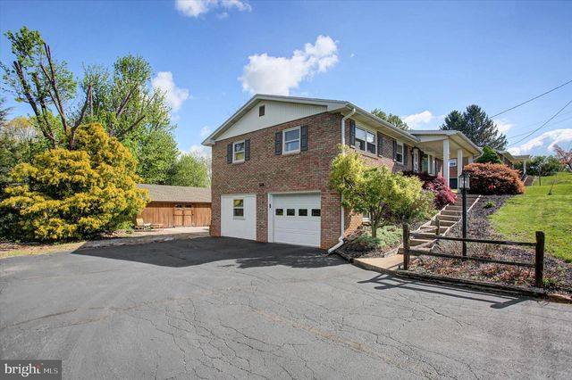 1561 LAKE SHORE DR, Chambersburg, PA 17202