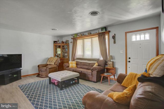1561 LAKE SHORE DR, Chambersburg, PA 17202