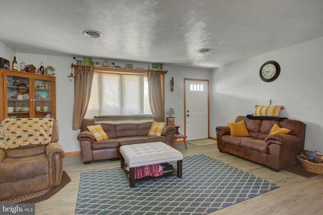 1561 LAKE SHORE DR, Chambersburg, PA 17202