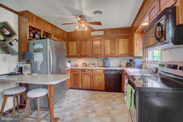 1561 LAKE SHORE DR, Chambersburg, PA 17202
