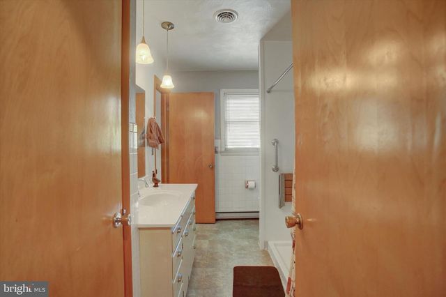 1561 LAKE SHORE DR, Chambersburg, PA 17202