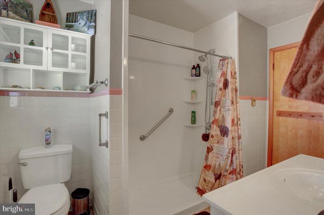 1561 LAKE SHORE DR, Chambersburg, PA 17202