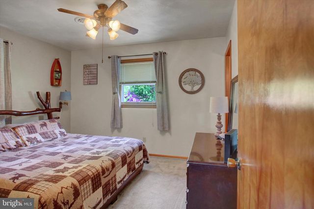 1561 LAKE SHORE DR, Chambersburg, PA 17202