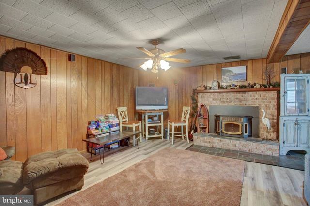 1561 LAKE SHORE DR, Chambersburg, PA 17202