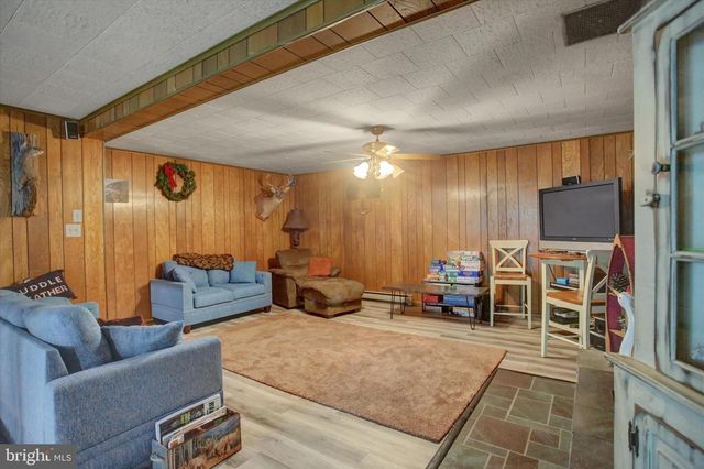 1561 LAKE SHORE DR, Chambersburg, PA 17202