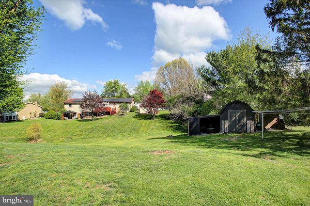 1561 LAKE SHORE DR, Chambersburg, PA 17202