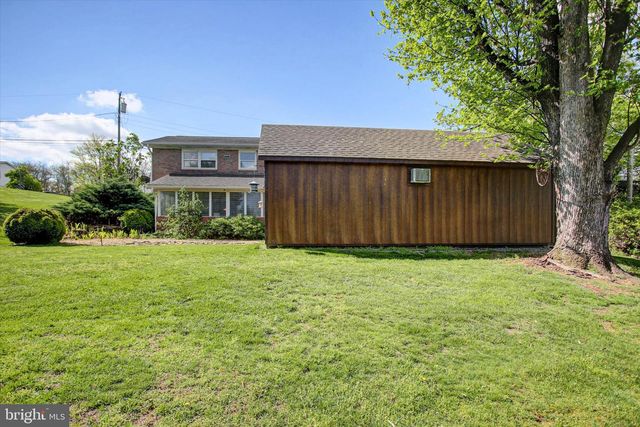 1561 LAKE SHORE DR, Chambersburg, PA 17202