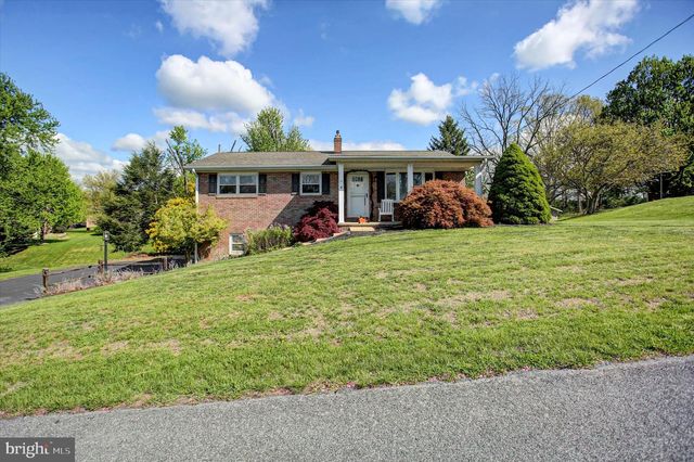 1561 LAKE SHORE DR, Chambersburg, PA 17202