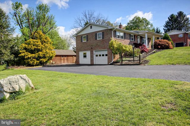 1561 LAKE SHORE DR, Chambersburg, PA 17202