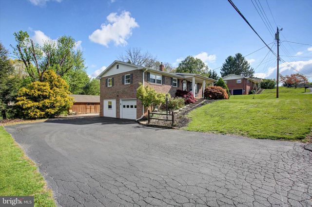 1561 LAKE SHORE DR, Chambersburg, PA 17202