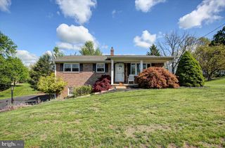 1561 LAKE SHORE DR, Chambersburg, PA 17202