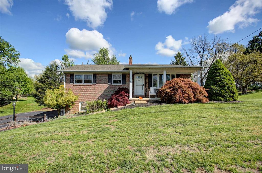 1561 LAKE SHORE DR, Chambersburg, PA 17202
