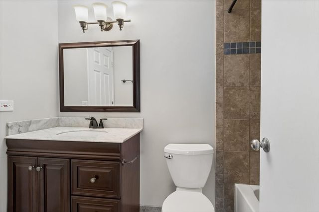 6227 Trinity Drive 2-B, Lisle, IL 60532