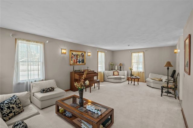 10 Arrowhead Way, Warwick, RI 02886