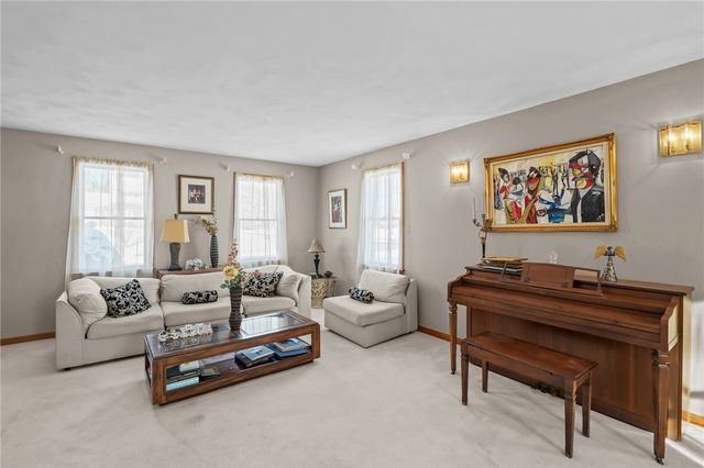 10 Arrowhead Way, Warwick, RI 02886