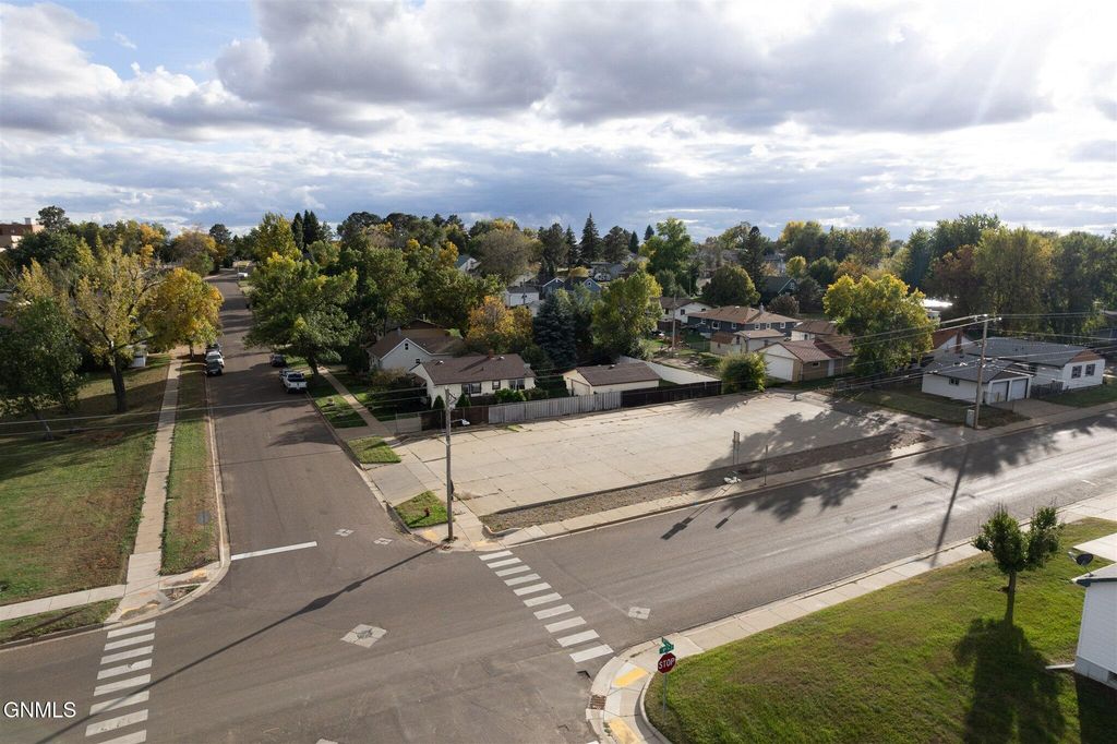 867 2nd Avenue W, Dickinson, ND 58601