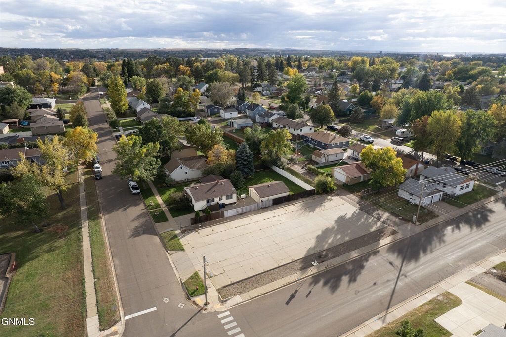 867 2nd Avenue W, Dickinson, ND 58601 photo 2