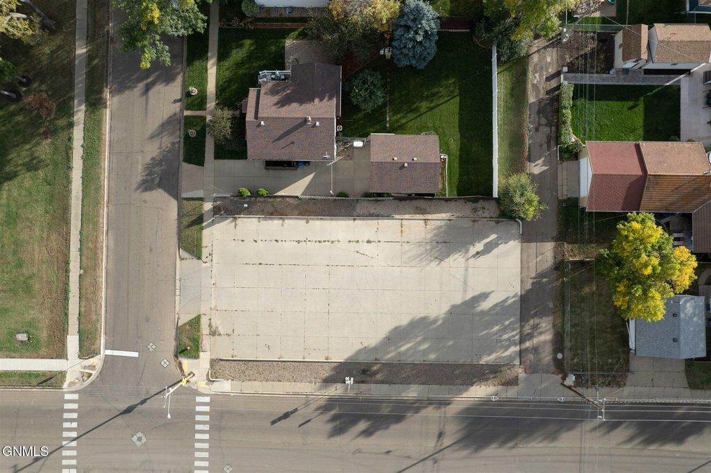 867 2nd Avenue W, Dickinson, ND 58601 photo 3