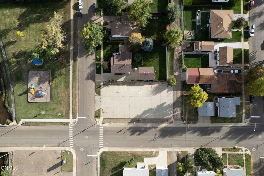 867 2nd Avenue W, Dickinson, ND 58601 photo 4