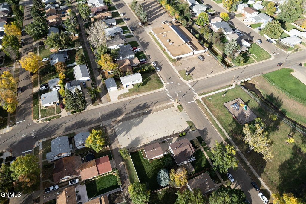 867 2nd Avenue W, Dickinson, ND 58601 photo 5