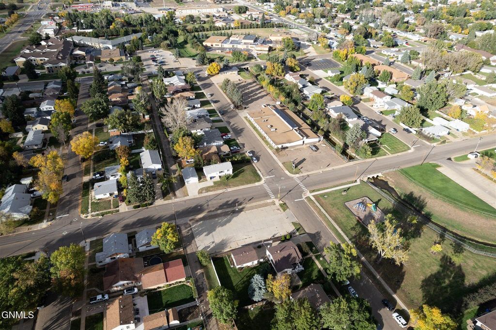 867 2nd Avenue W, Dickinson, ND 58601 photo 6