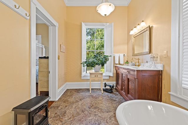 304 N Alley, Jefferson, TX 75657