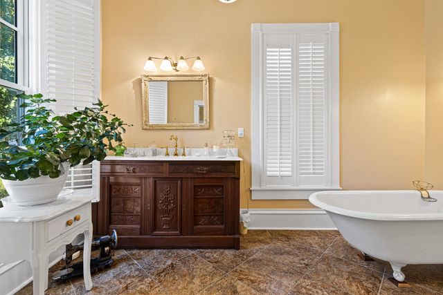 304 N Alley, Jefferson, TX 75657