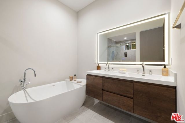 647 N Stanley Avenue, Los Angeles, CA 90036
