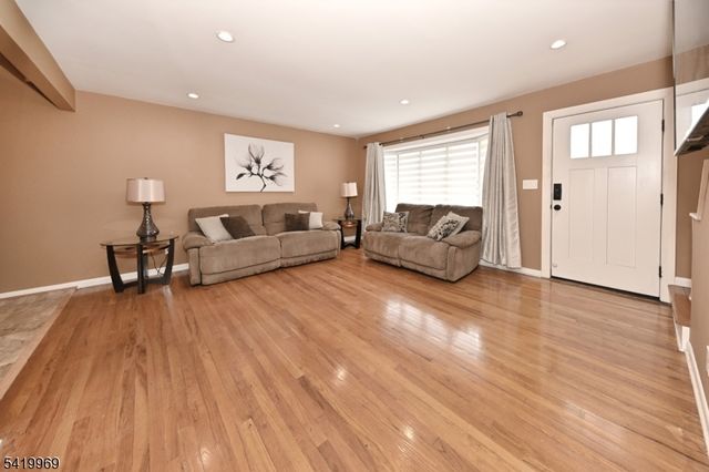 217 Sweetbriar Pl, Paramus Boro, NJ 07652