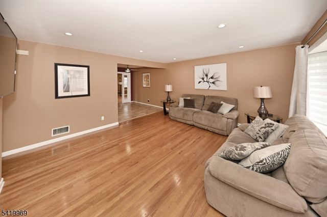 217 Sweetbriar Pl, Paramus Boro, NJ 07652