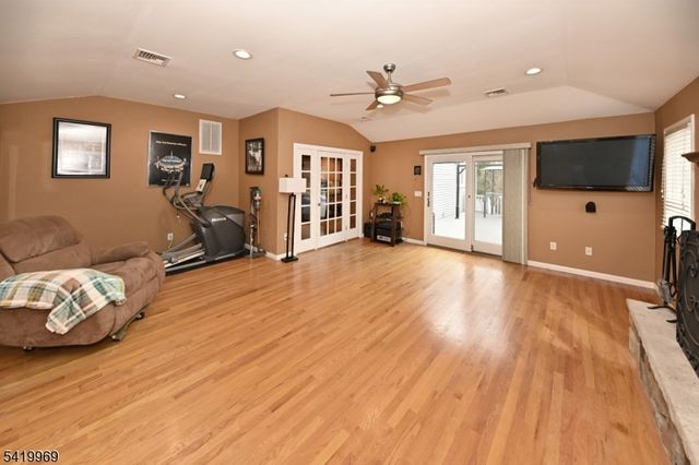 217 Sweetbriar Pl, Paramus Boro, NJ 07652