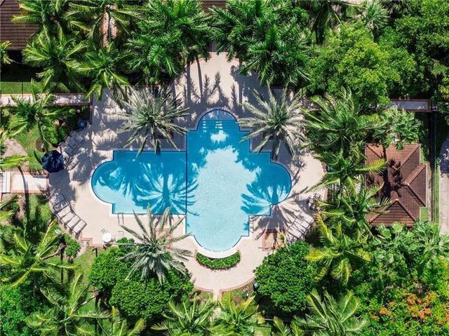 8020 N NOB HILL Road 206, Tamarac, FL 33321