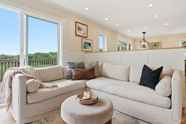 54 Manzanita Ave, Novato, CA 94945