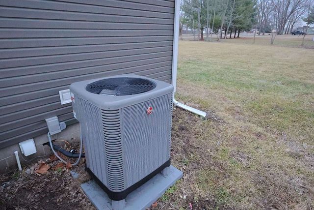 2114 Cedar Ave Avenue, Salem, IL 62881