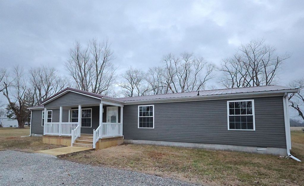 Image 2 of property listing at 2114 Cedar Ave Avenue, Salem, IL 62881