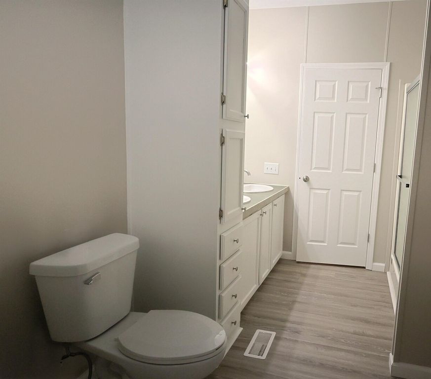 Image 16 of property listing at 2114 Cedar Ave Avenue, Salem, IL 62881