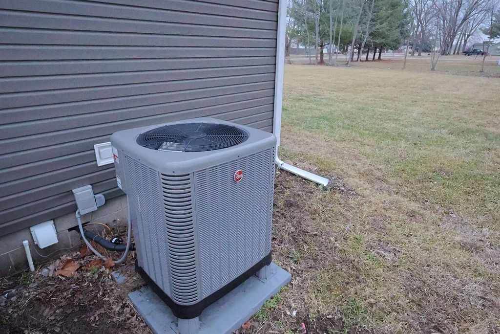 Image 25 of property listing at 2114 Cedar Ave Avenue, Salem, IL 62881