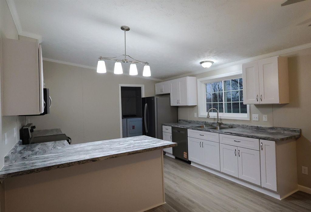 Image 6 of property listing at 2114 Cedar Ave Avenue, Salem, IL 62881