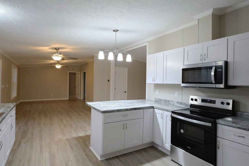 Image 7 of property listing at 2114 Cedar Ave Avenue, Salem, IL 62881