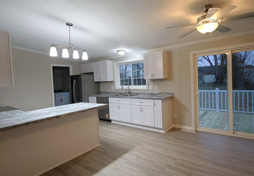 Image 8 of property listing at 2114 Cedar Ave Avenue, Salem, IL 62881