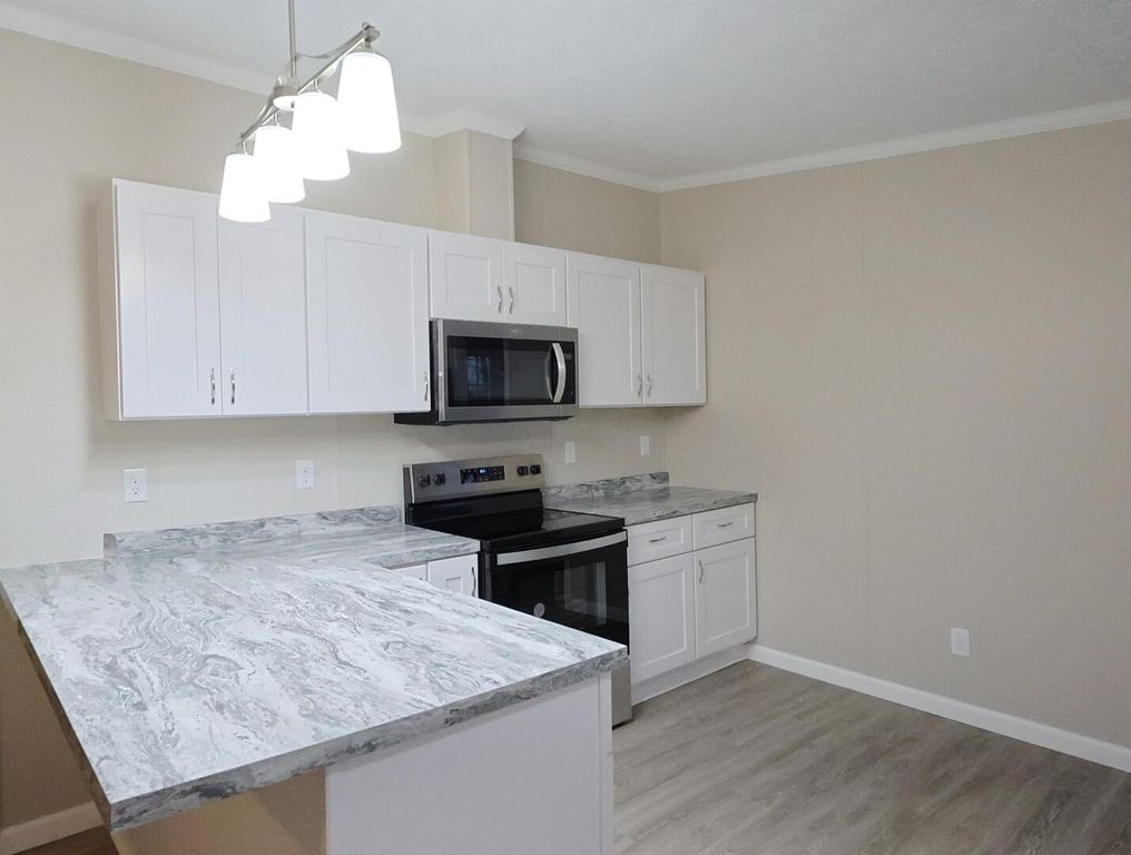 Image 9 of property listing at 2114 Cedar Ave Avenue, Salem, IL 62881