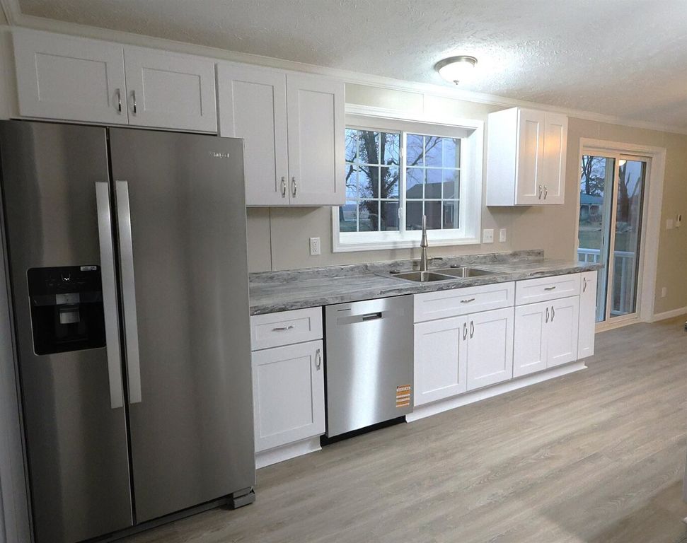 Image 10 of property listing at 2114 Cedar Ave Avenue, Salem, IL 62881