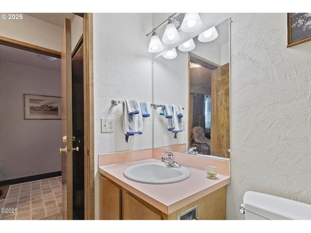 507 Nw ALPINE St 204, Newport, OR 97365