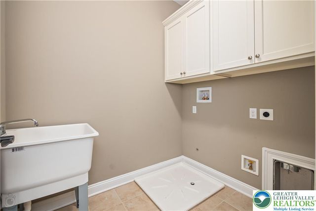 1970 Carriage Knoll Drive, Bethlehem City, PA 18015